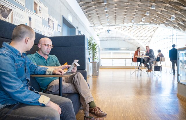 Besprechung auf einer Sitzbank im marinaforum