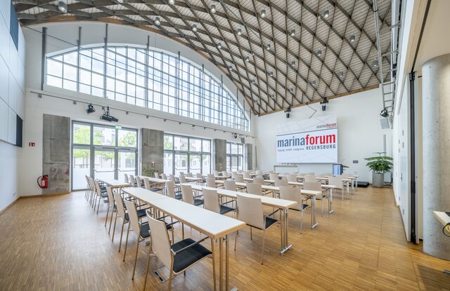 Kleines Forum mit parlamentarischer Bestuhlung