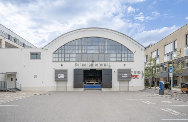Parkplätze an der Bühnenanlieferung beim marinaforum