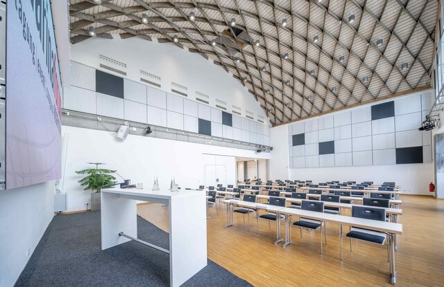 Kleines Forum im marinaforum mit Bühne mit parlamentarischer Bestuhlung