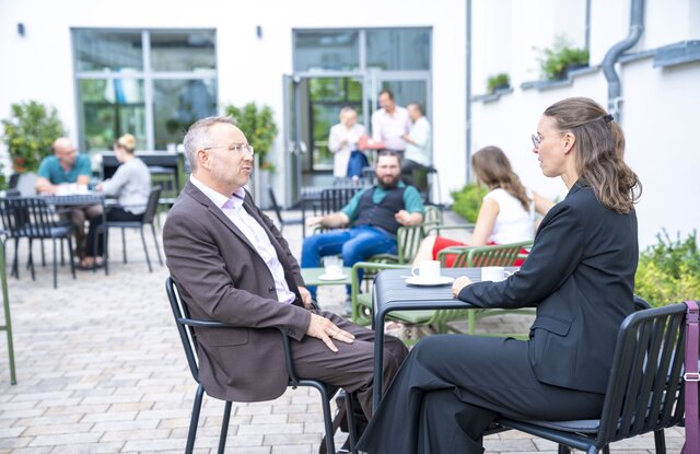 Menschen im Innenhof vom marinaforum